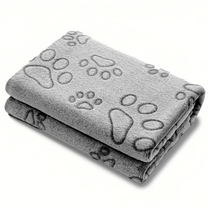 Manta de felpa con estampado de patas de perro sobre superficie neutra