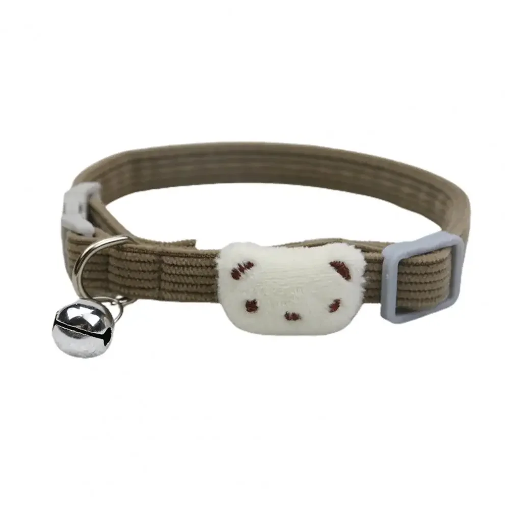 Collar puesto en un gato durante un paseo