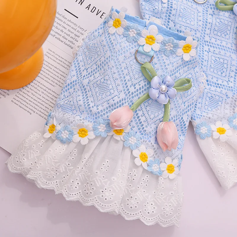 Detalle del vestido con estampado floral y capas de tul