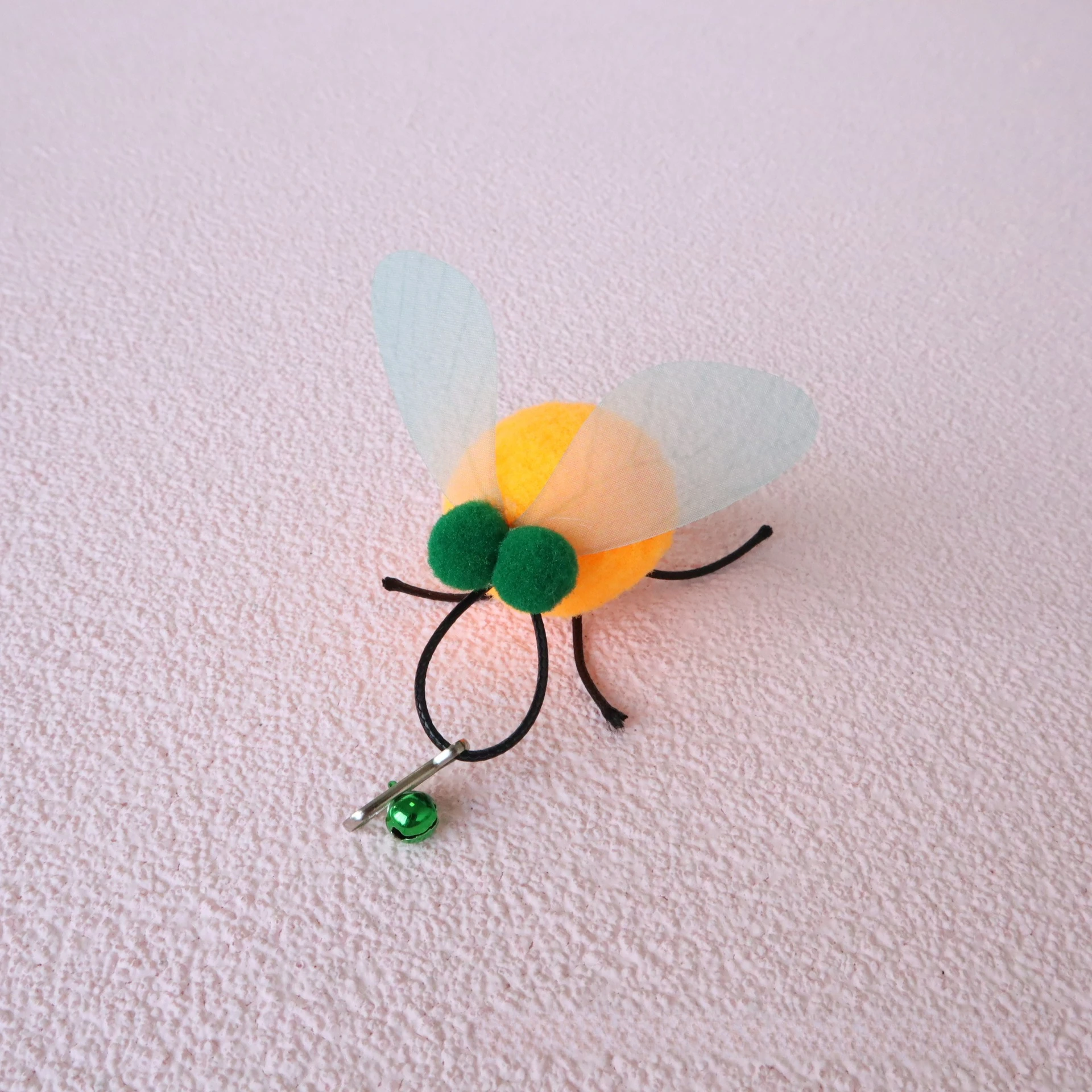 Diferentes insectos con plumas