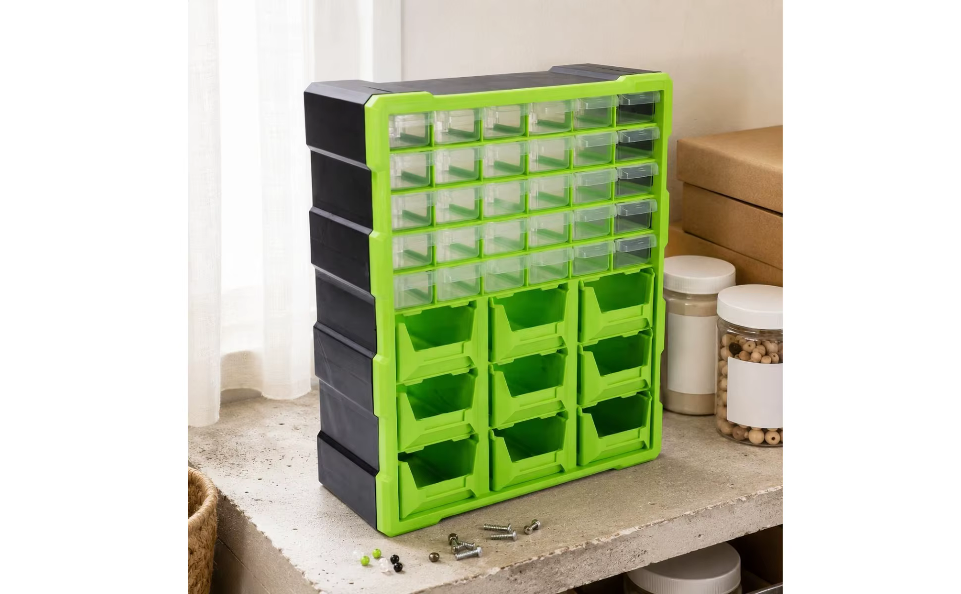 Cajones transparentes que muestran el contenido del organizador de pared