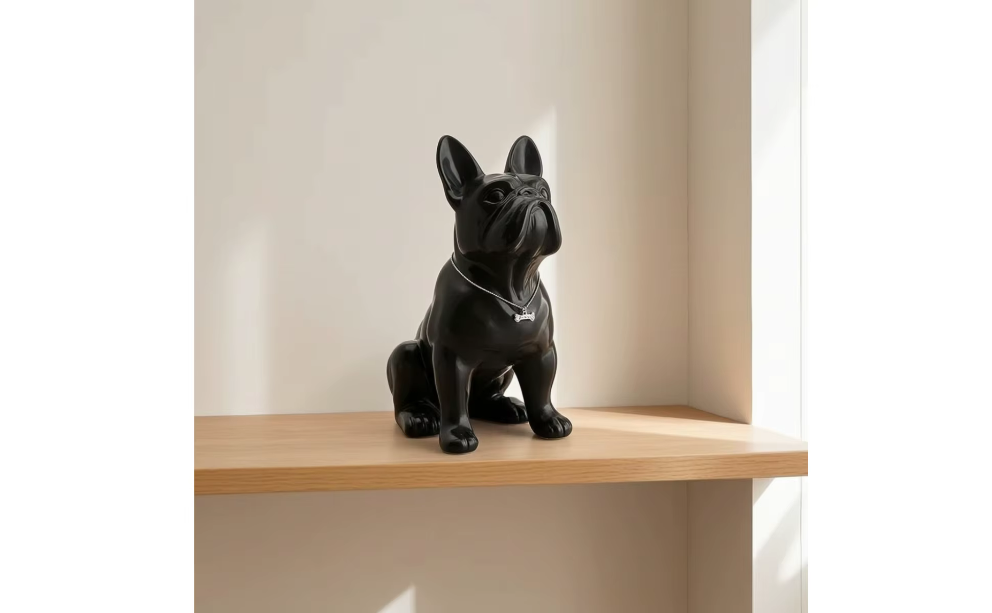 Figura de Bulldog Francés con acabado pulido y collar con colgante de hueso