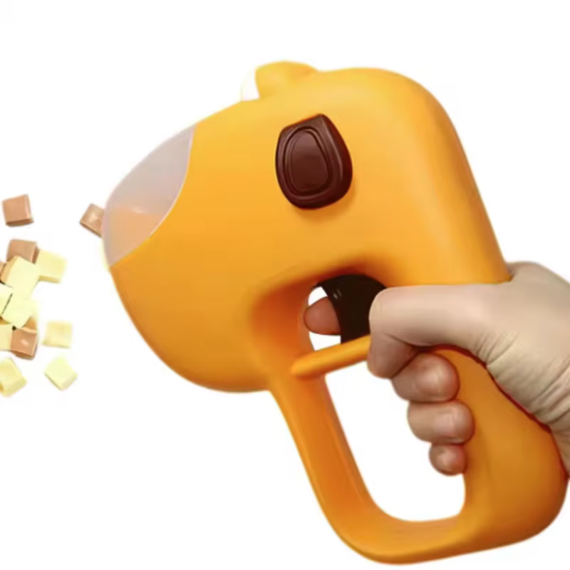 Mascota jugando con dispensador