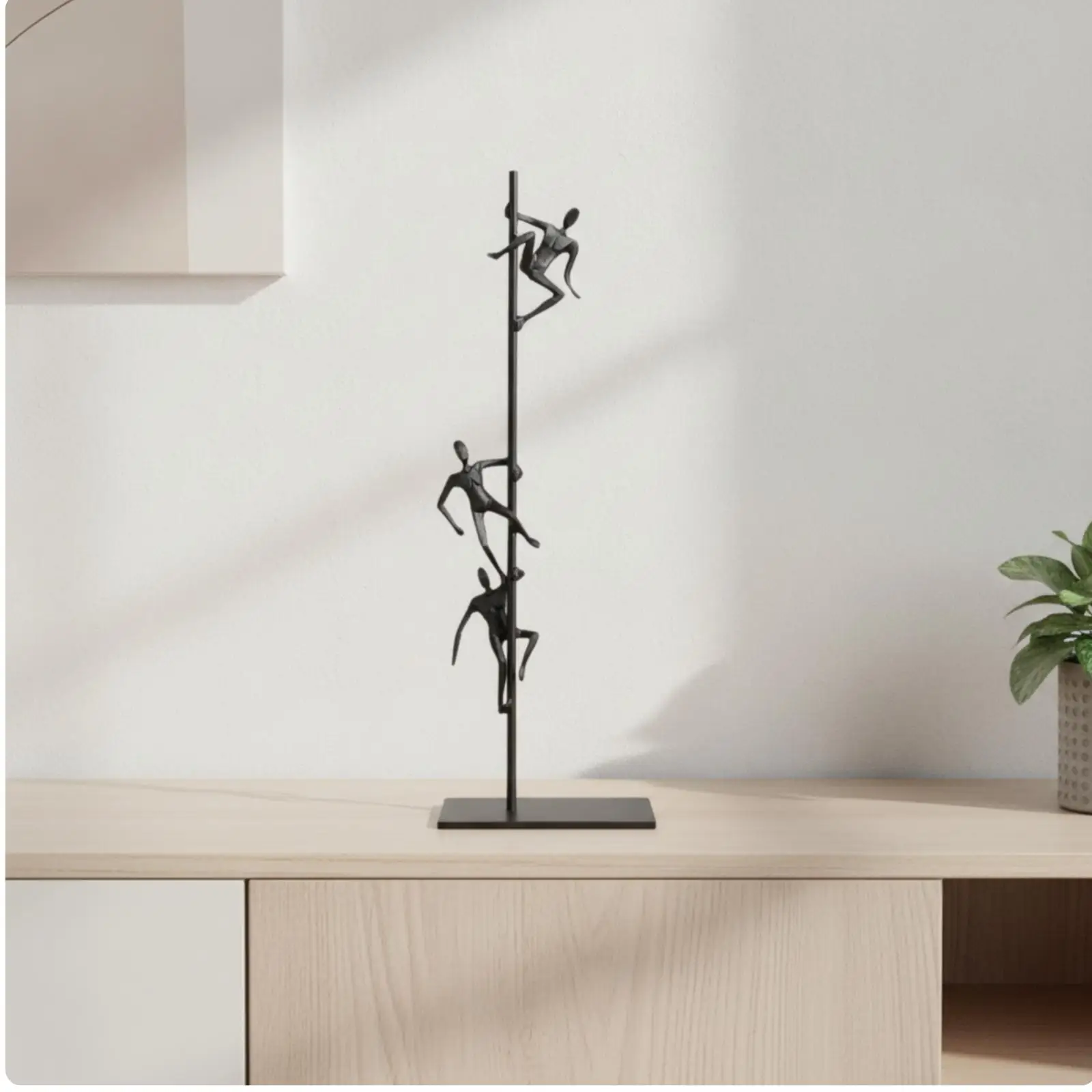 Escultura moderna de figuras escalando vista frontal en mesa de escritorio