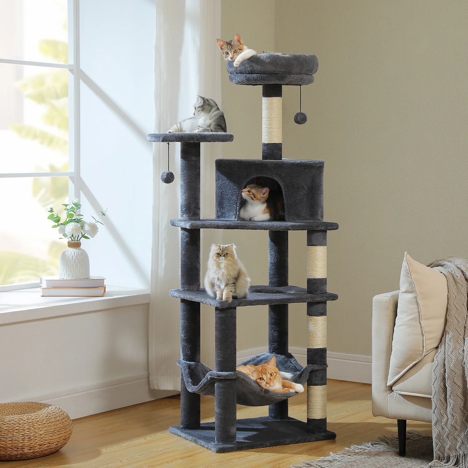 Gato usando la hamaca XL del árbol rascador