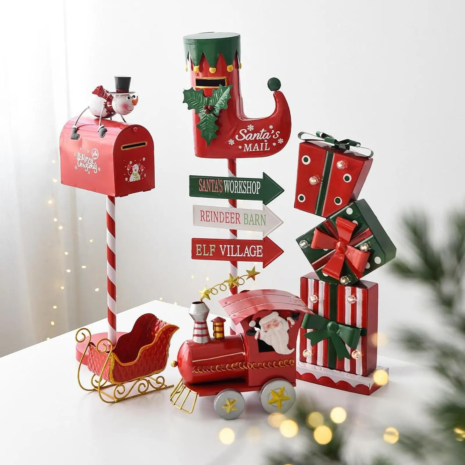 Detalle de adorno navideño de hierro para buzón