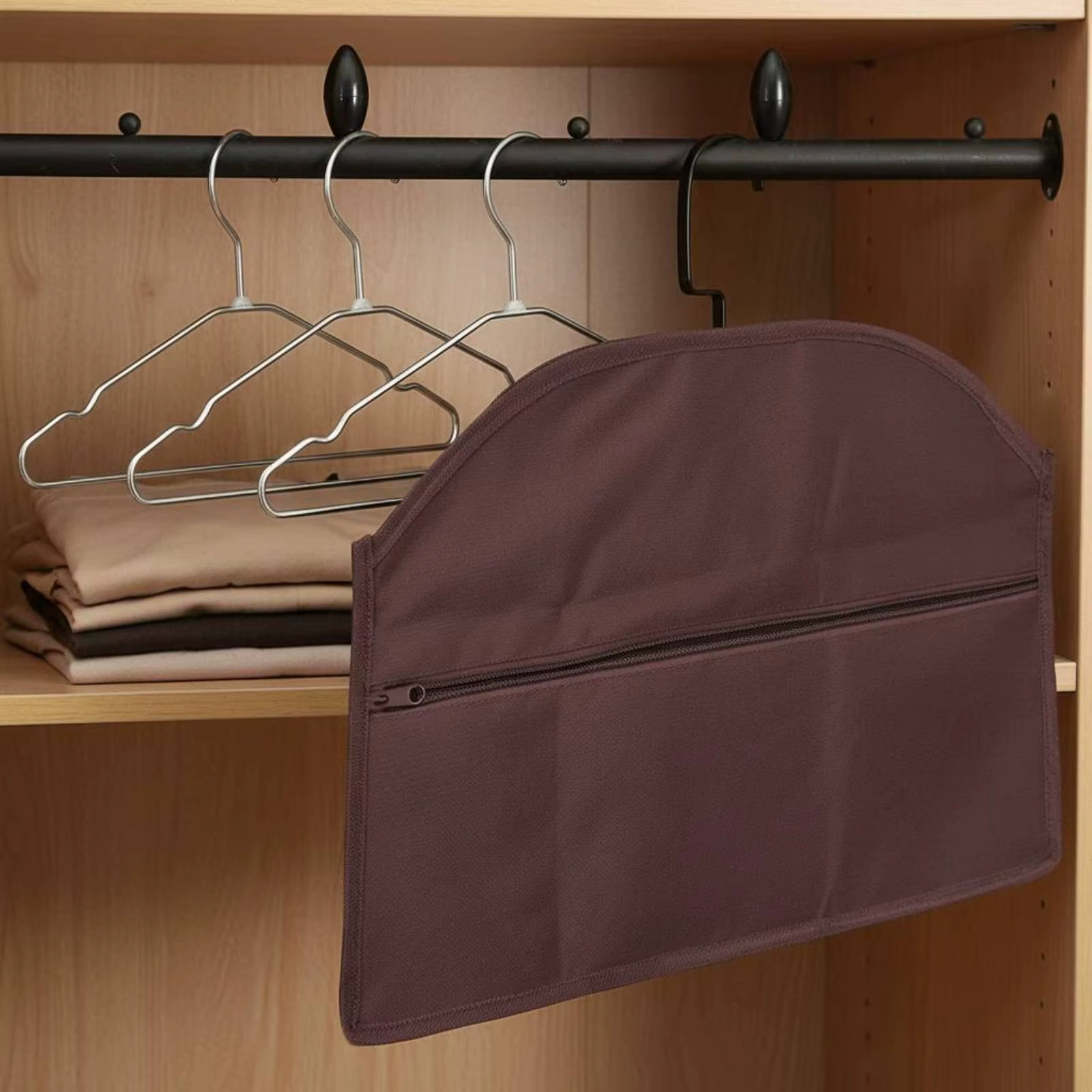 Bolso organizado con documentos y accesorios