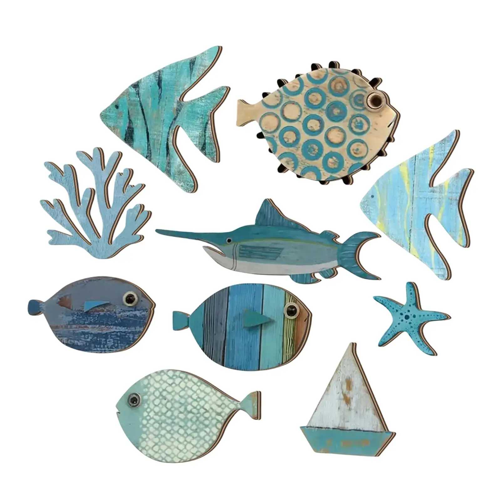 Detalle de los adornos de pared en madera con diseño de peces