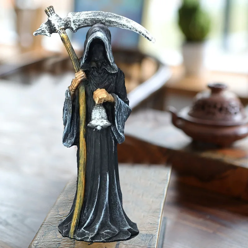 Detalle de la guadaña de la estatuilla