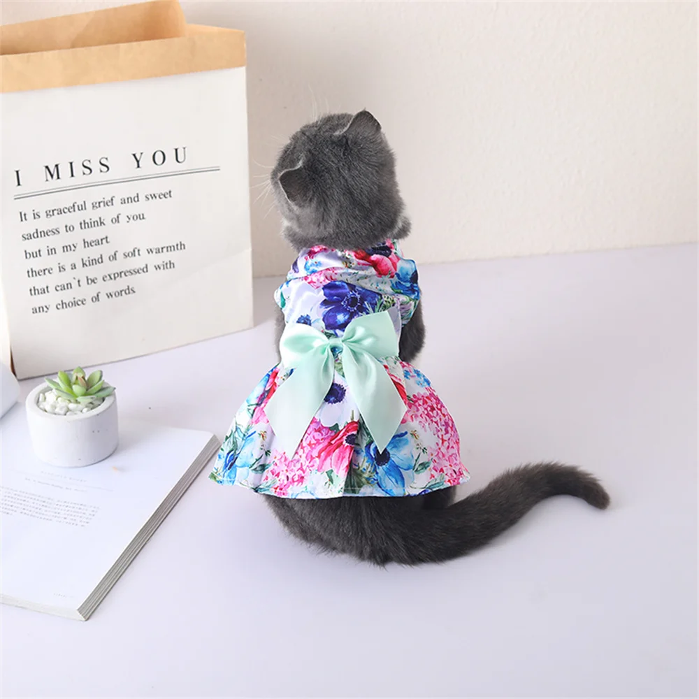 Otro color disponible del vestido floral para mascotas