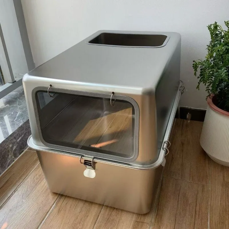 Lados altos de la caja de arena metálica para gatos