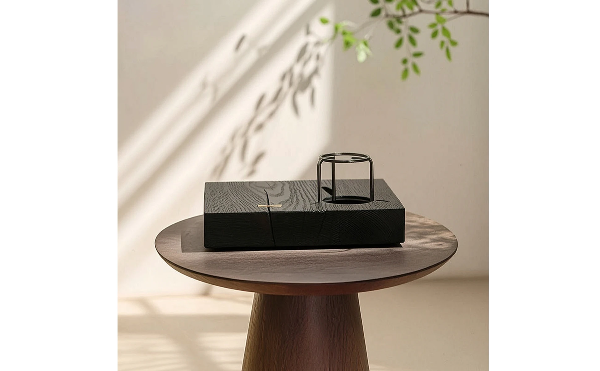 Bandeja minimalista sobre mesa de madera, ideal para ceremonias de té