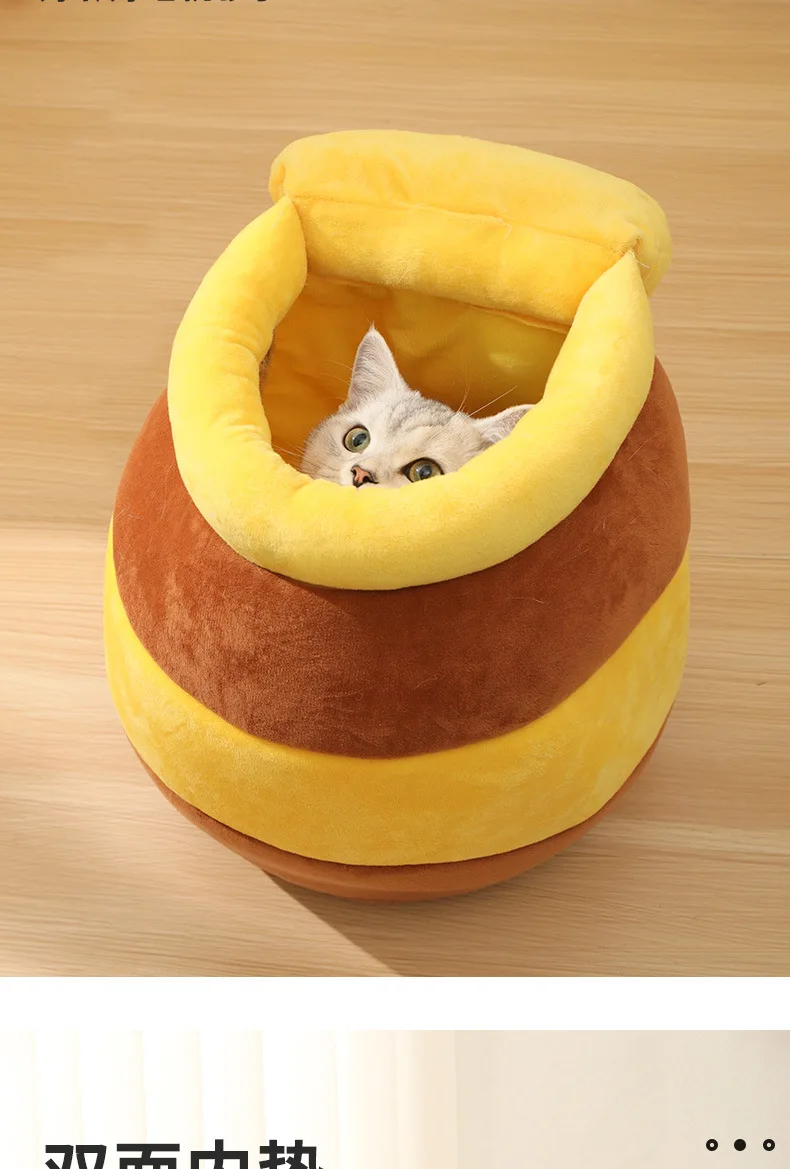 Detalle del interior acogedor de la casa para gatos