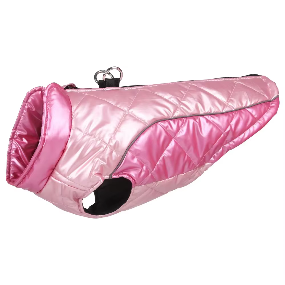 Detalle de las tiras reflectantes en la chaqueta para perro
