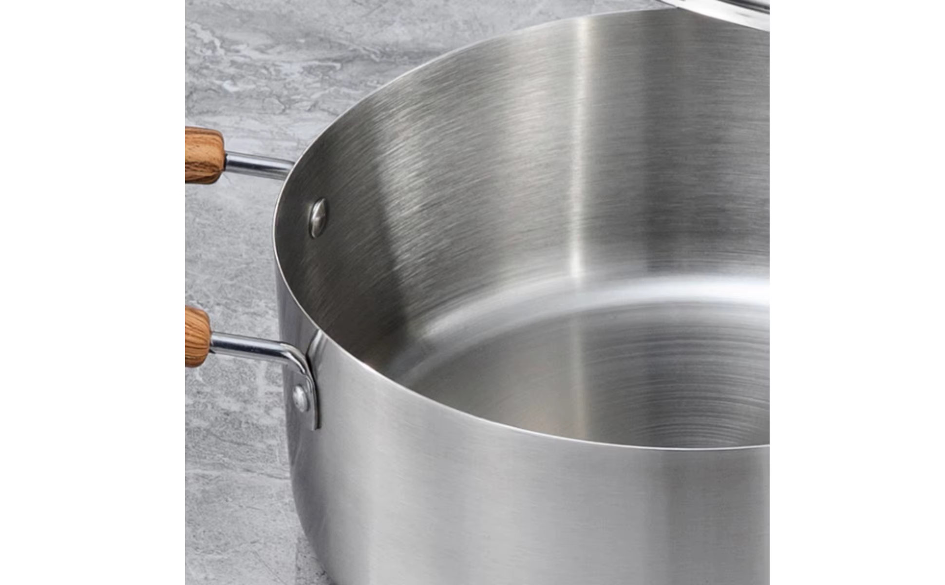 Conjunto completo de 6 ollas para sopa organizadas en cocina