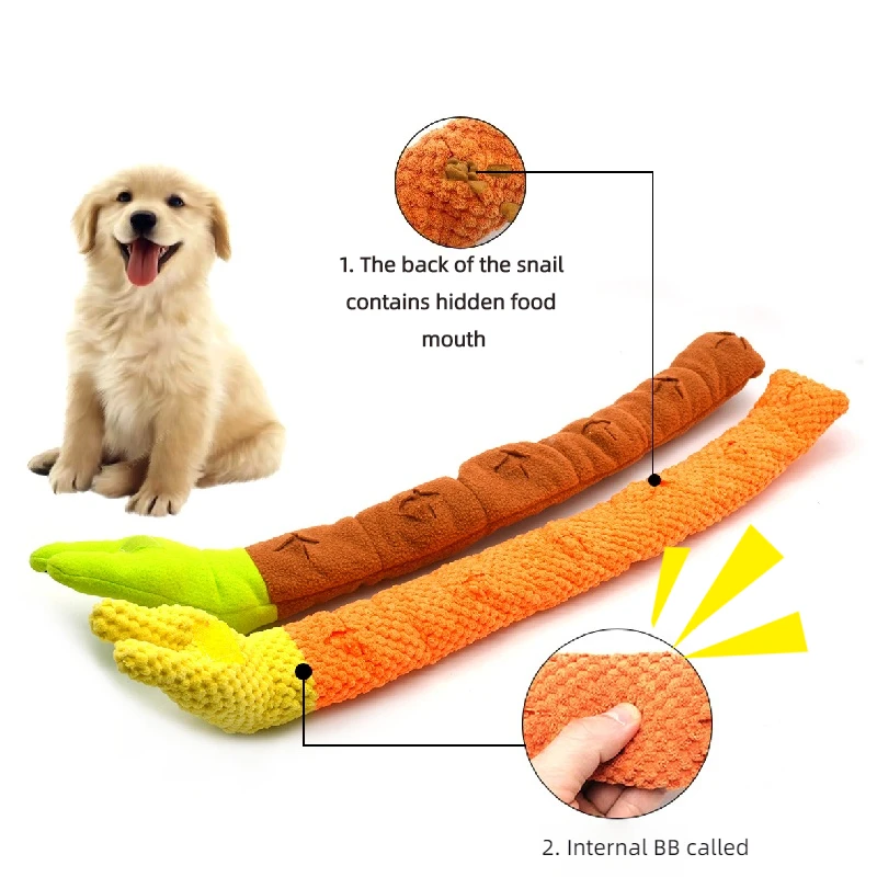 Perro interactuando con el juguete oliendo y mordiendo suavemente