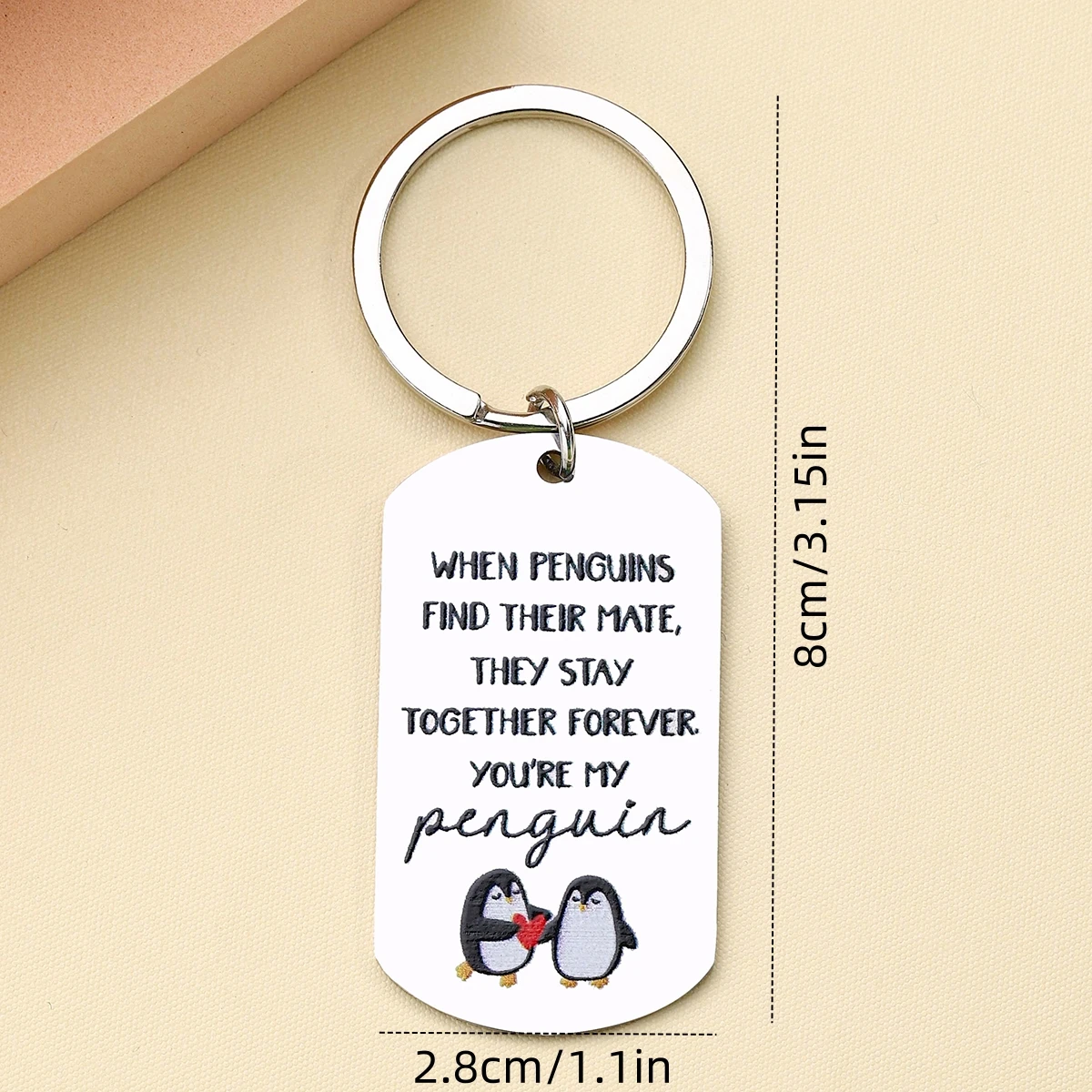 Detalle del llavero Pingüino Amor con acabado plateado