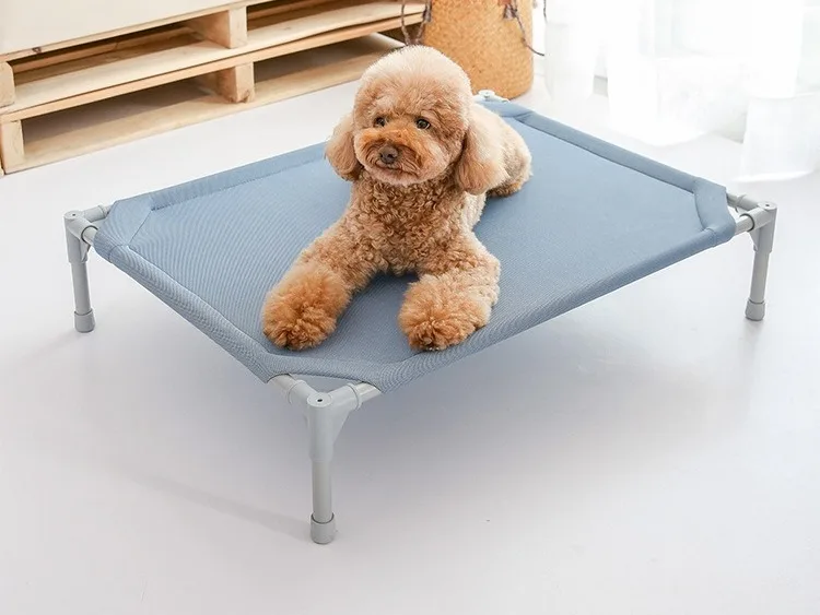Cama de campamento para mascotas vista lateral