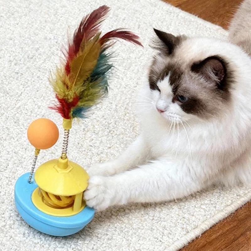 Juguete en uso con un gatito