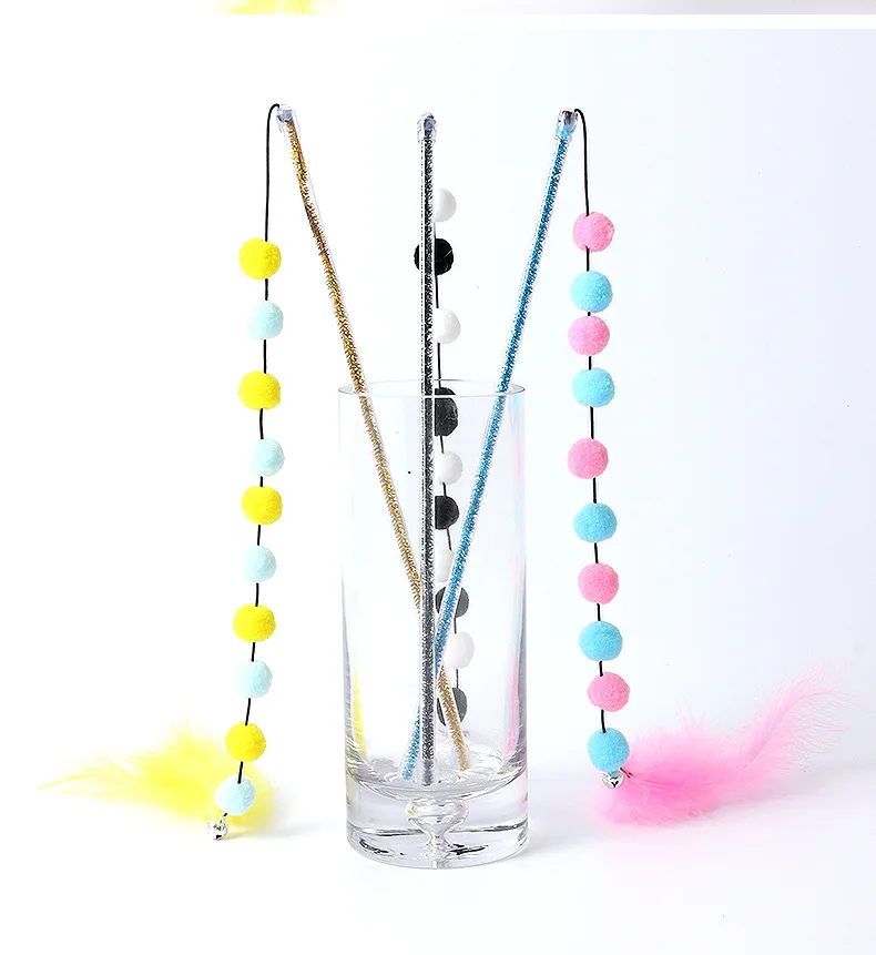 Gato jugando activamente