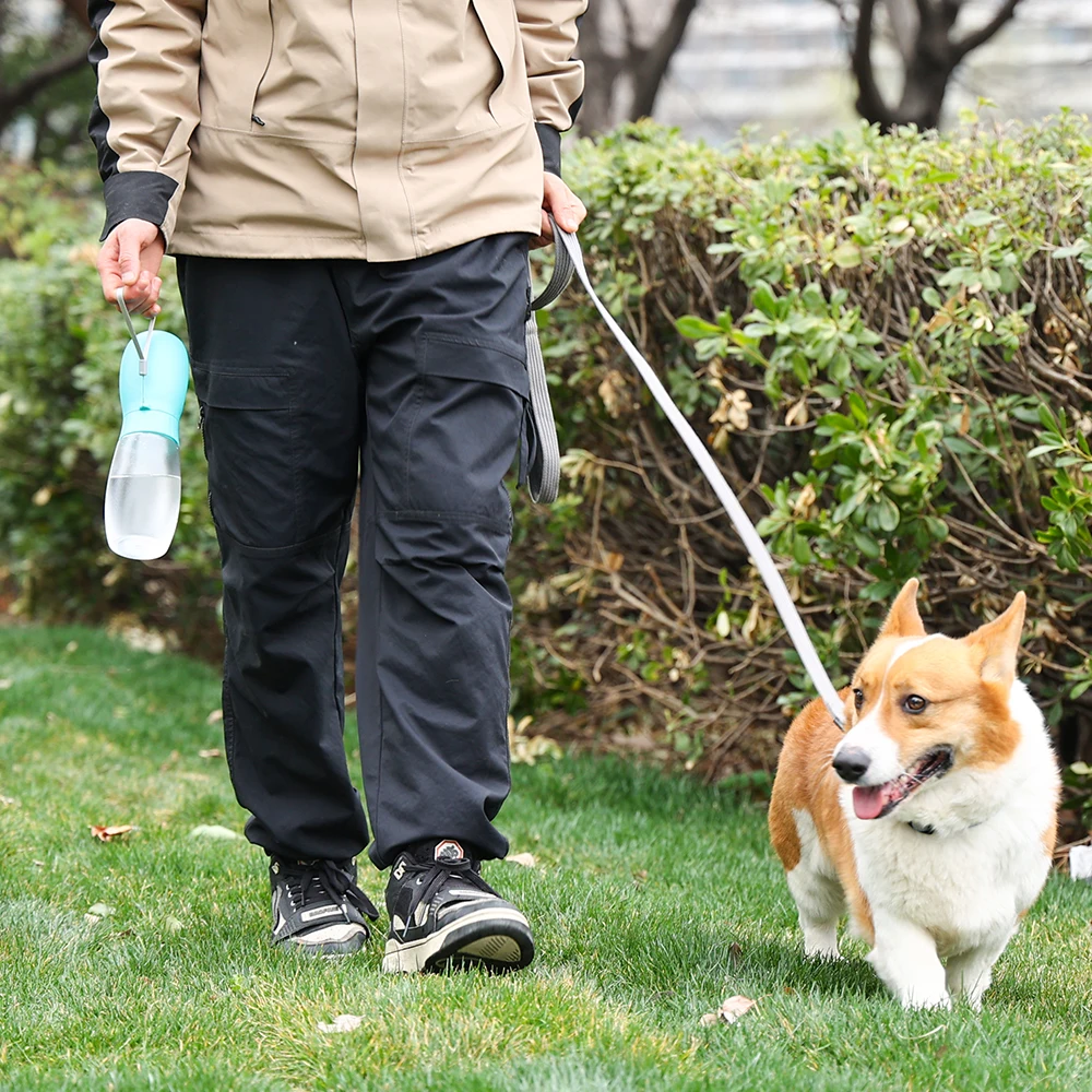 Botella de agua portátil para perros – Bebedero de viaje anti derrames - imagen 4