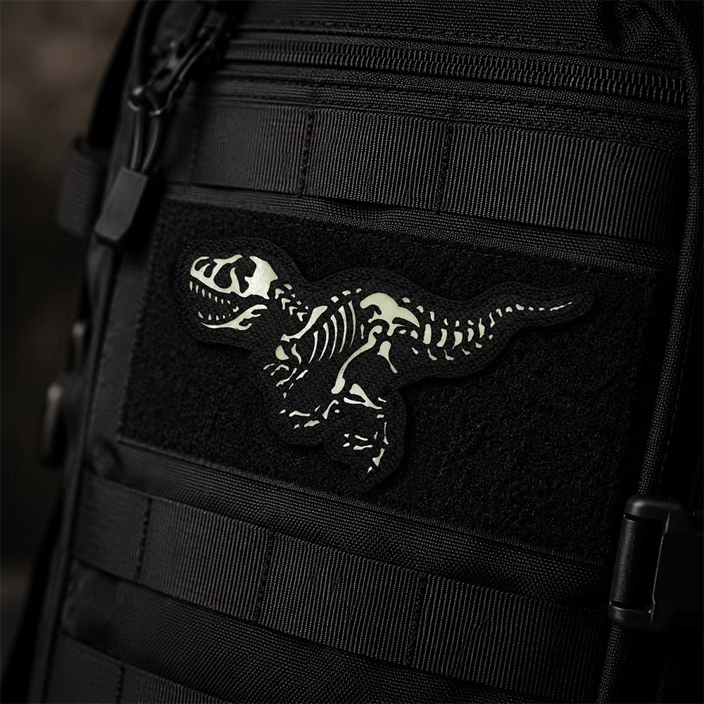 Parche táctico T-Rex que brilla en la oscuridad para perro - imagen 3