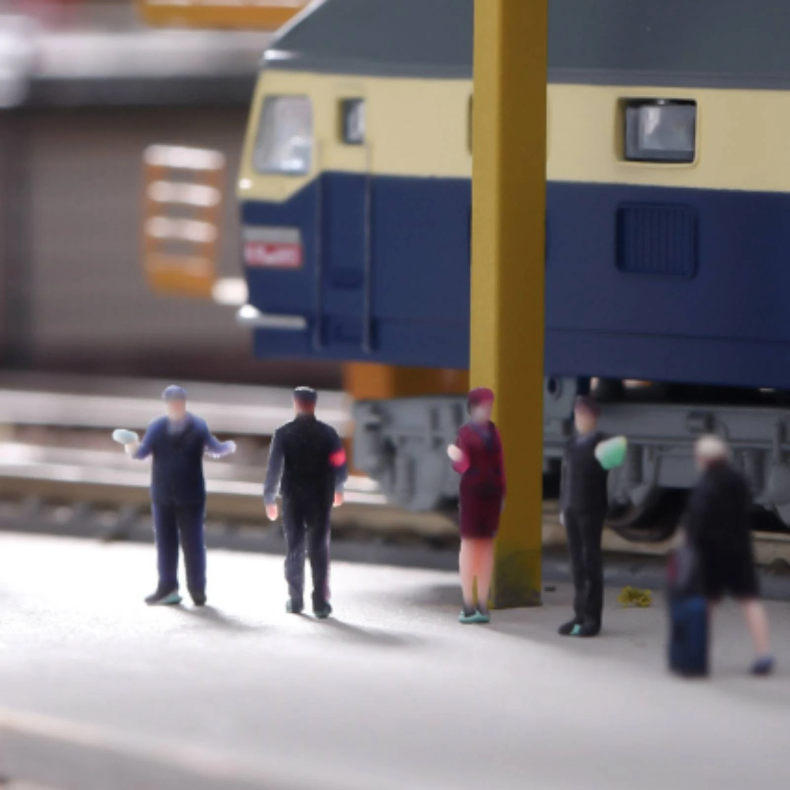 Set 4 Figuras Miniatura Estación de Tren – Trenes y Personal en Escala - imagen 3