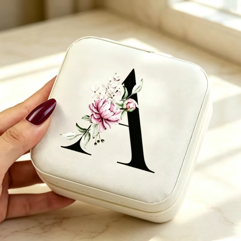 Detalle del estampado de letras A-Z en el exterior