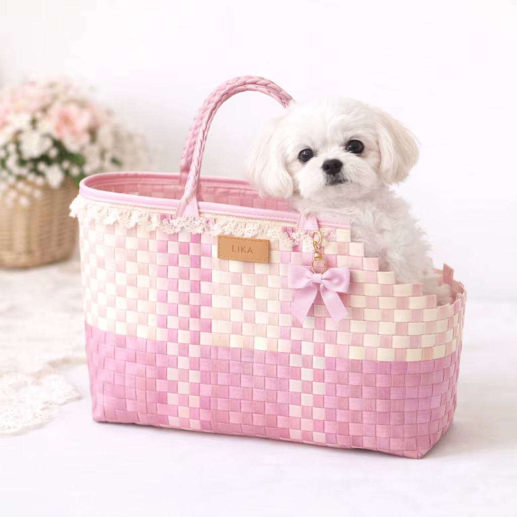 Bolso de mano para mascotas junto a un perro pequeño