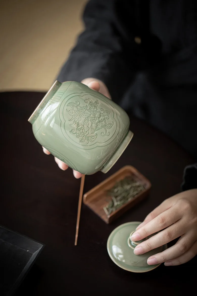 Muestra de tres urnas en diferentes esmaltes mate y brillante