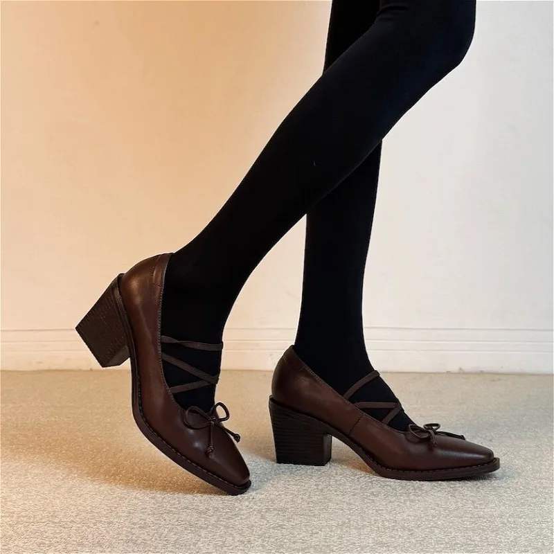 Zapatos puestos con falda midi