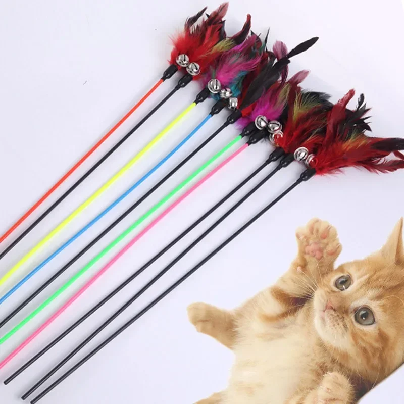 Varitas con plumas coloridas para juego interactivo