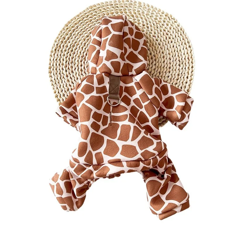 Mascota usando el suéter de peluche