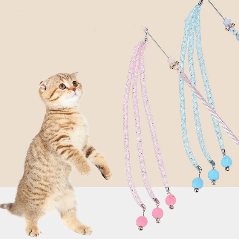 Gato jugando con el juguete