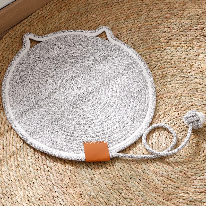Almohadilla rascadora para gato en entorno doméstico