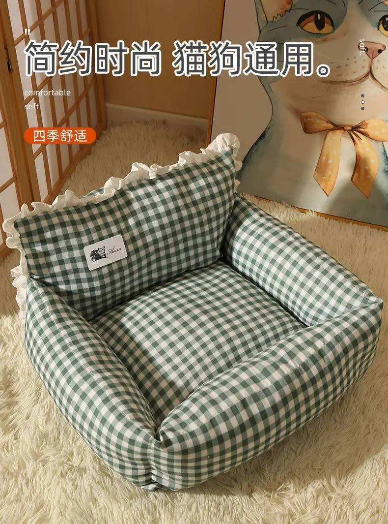 Cama utilizada como alfombra en sala de estar
