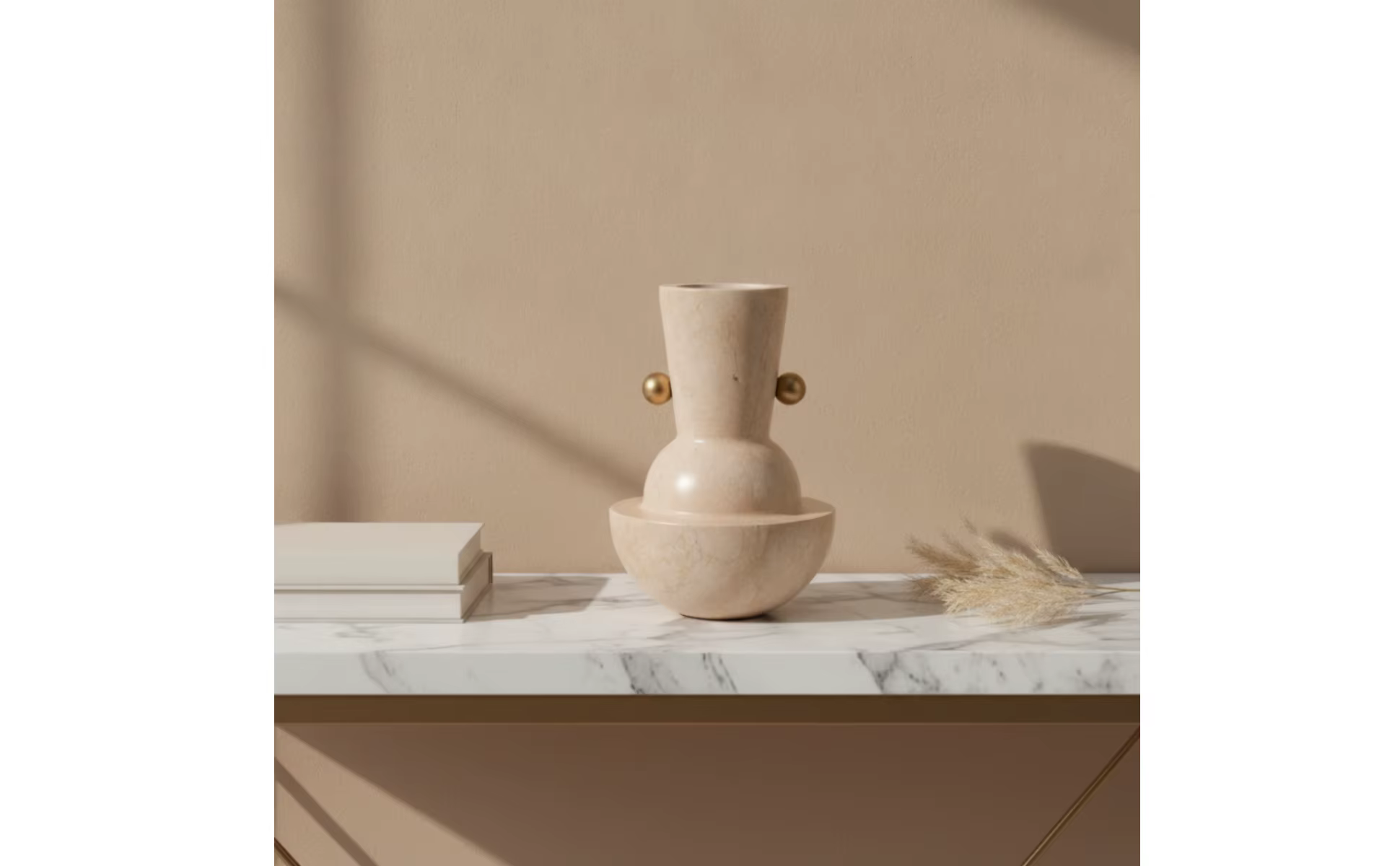 Jarrón decorativo en mármol beige con detalles metálicos en contraste