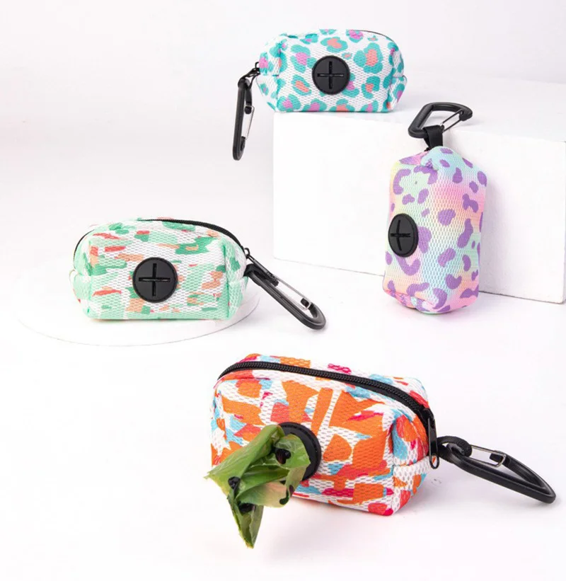 Dispensador de bolsas visto de frente en varios colores