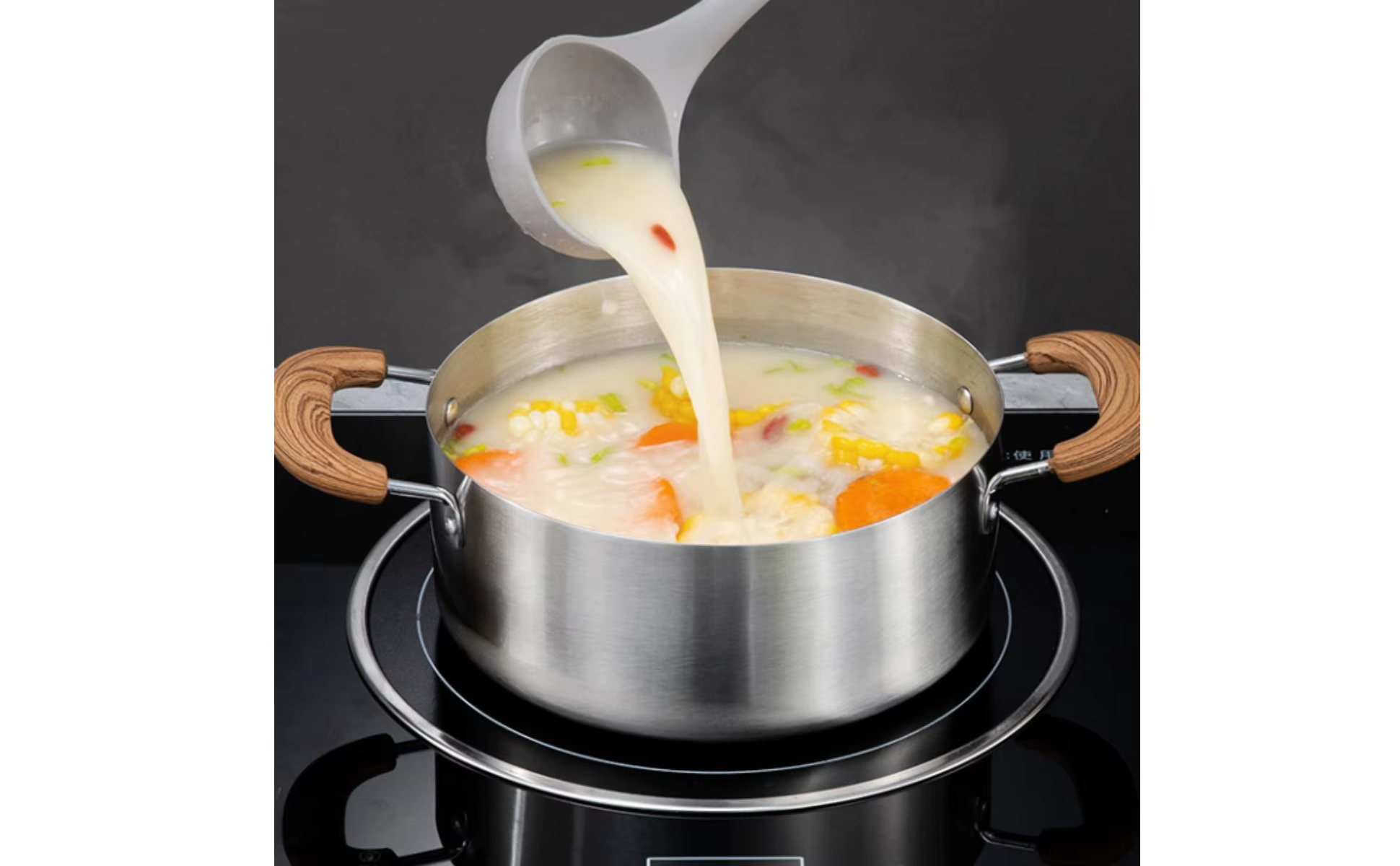 Ollas de sopa en uso durante la preparación de comida