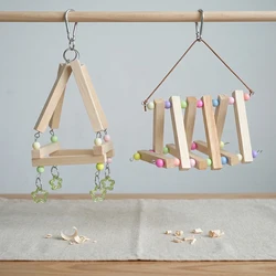 Juguete de madera para loros: columpio colgante y escalera