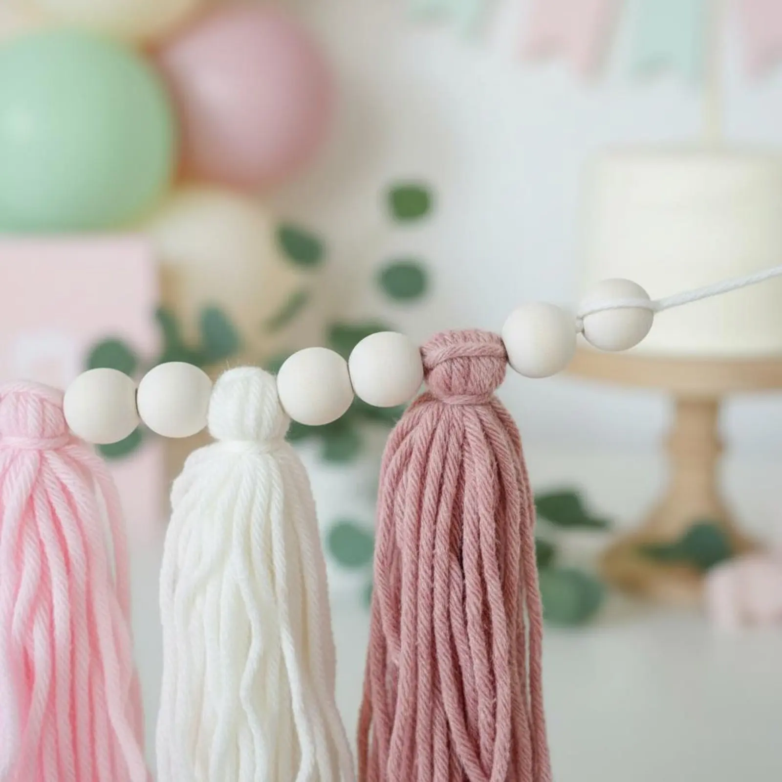 Guirnalda de cuentas de madera con borlas estilo boho para decorar - imagen 5
