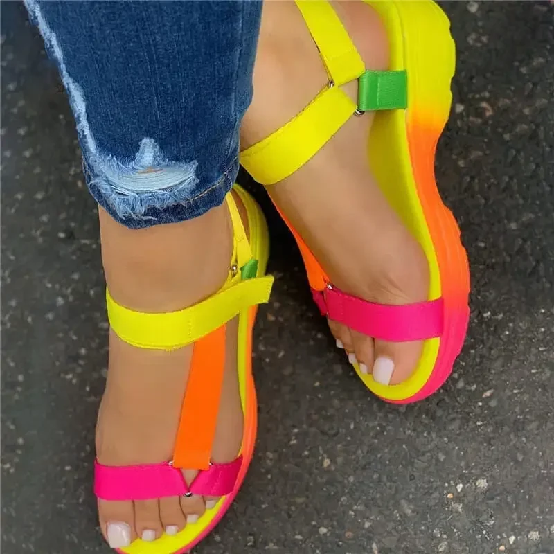 Conjunto de sandalias en colores variados
