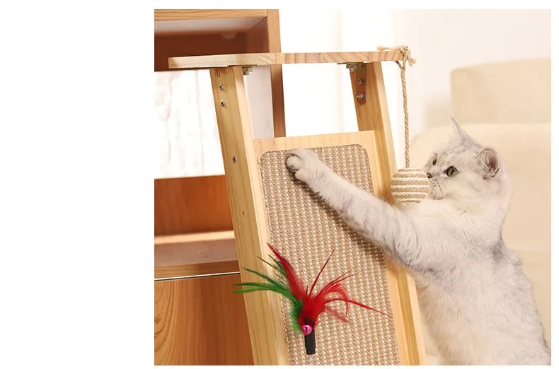 Gato interactuando con la bola atrapar del rascador