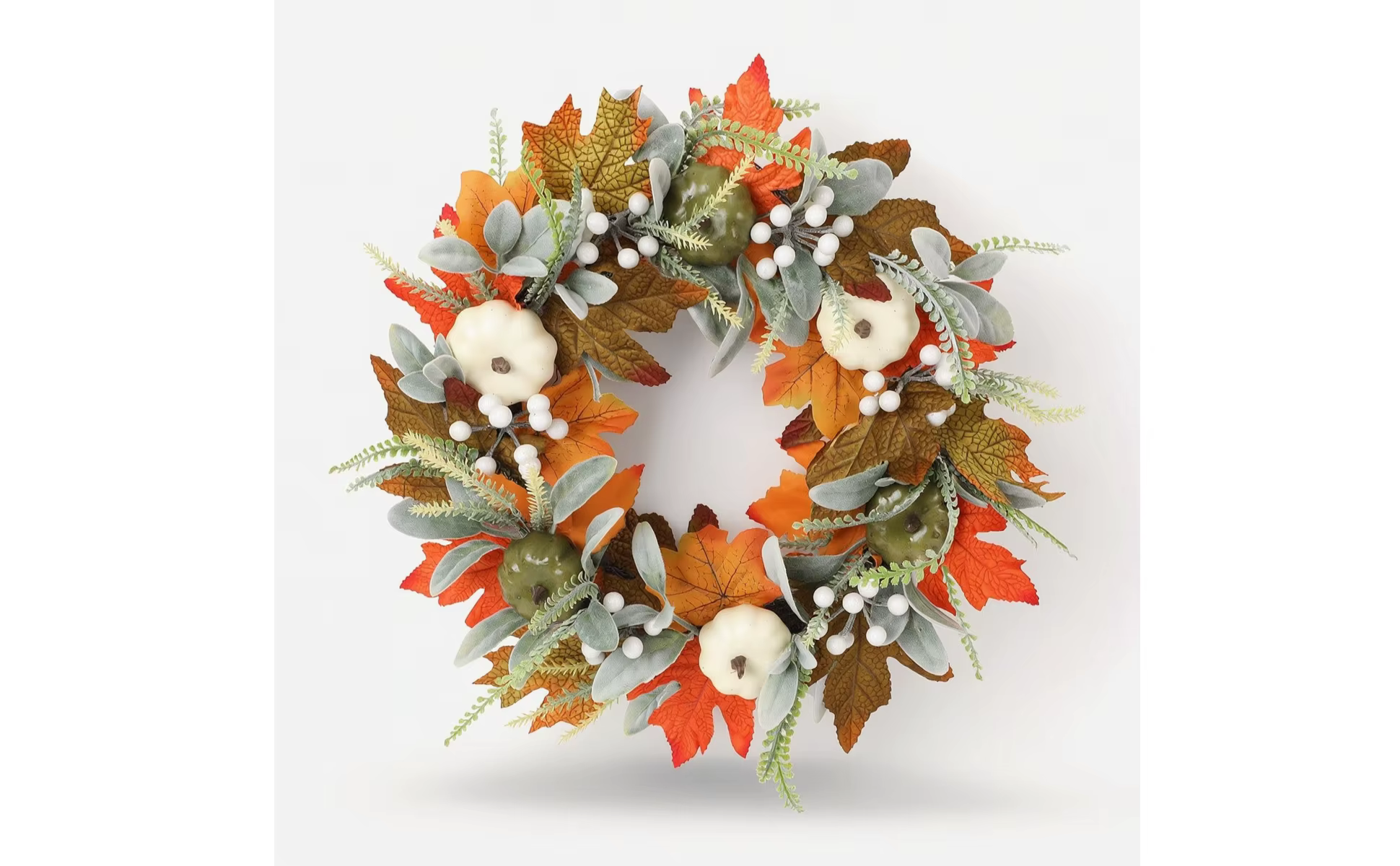 Corona de otoño con calabazas blancas y follaje otoñal