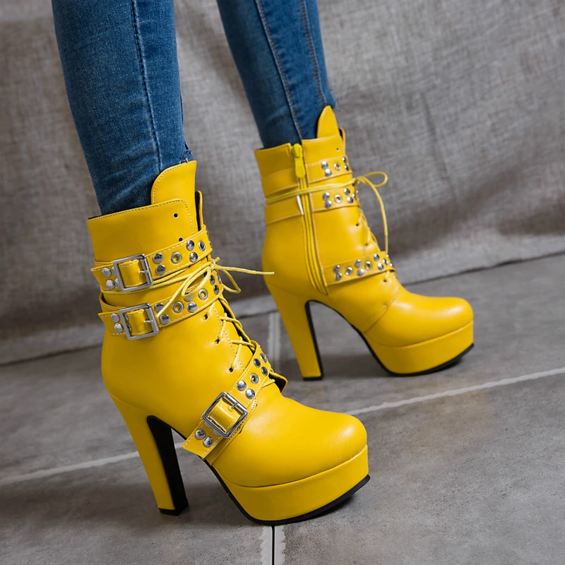 Botines rojos con plataforma y cordones