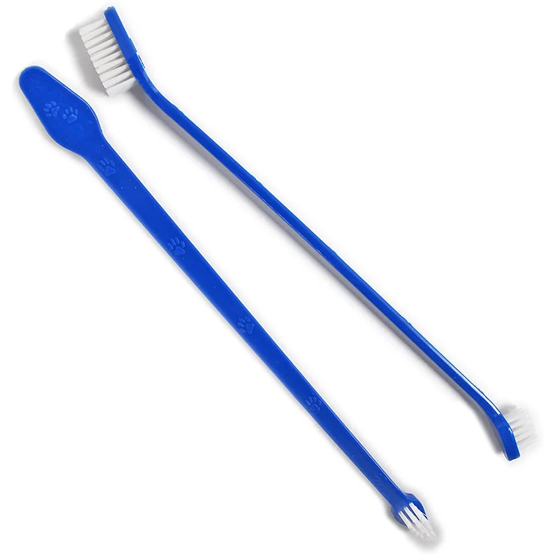 Dos cepillos de colores azul y rojo