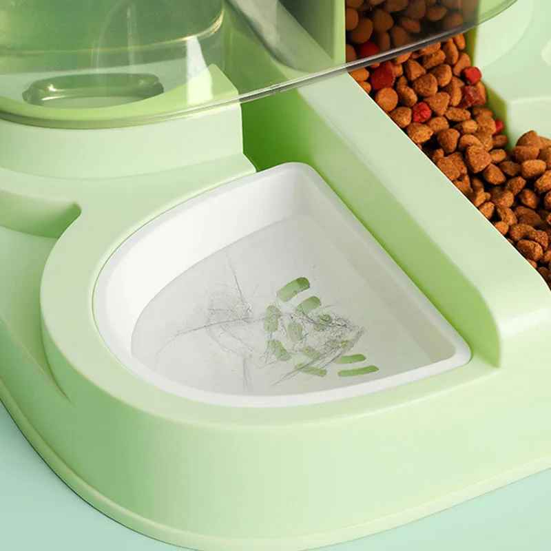 Depósitos de agua y comida integrados