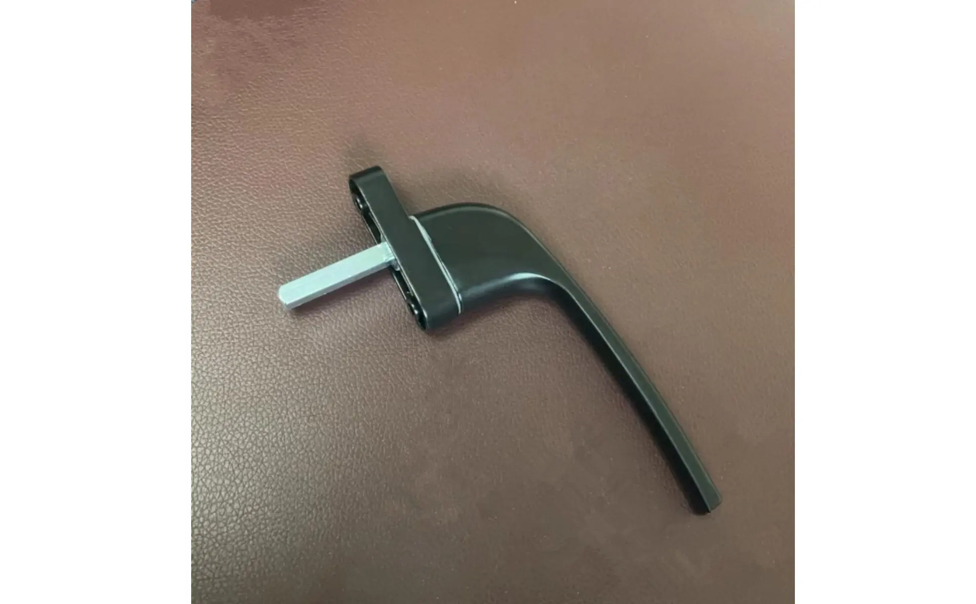 Manija para ventana de apertura exterior con agarre ergonómico