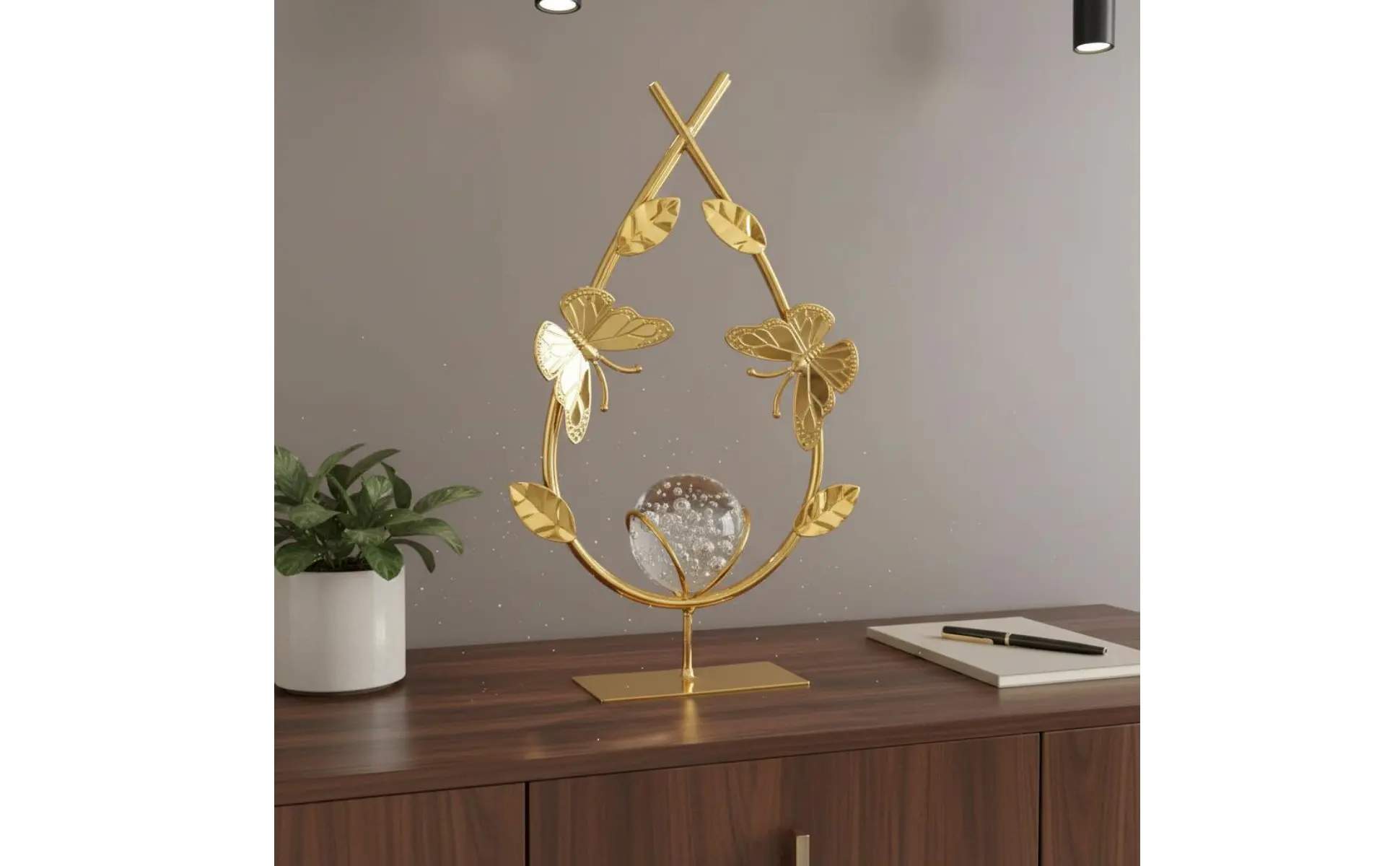 Escultura de escritorio de esfera de cristal con adorno floral dorado