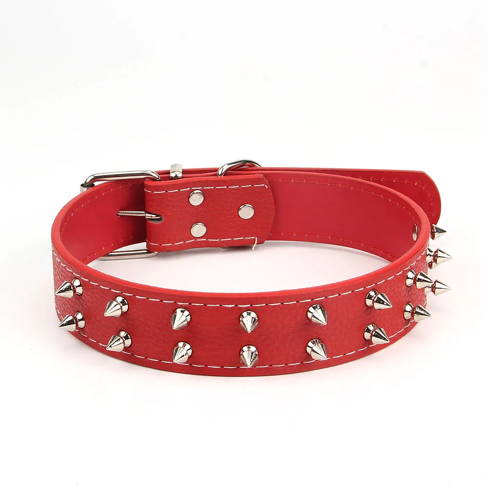 Detalle de los picos y la hebilla del collar punk